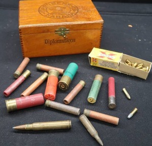 lot 223 image: VINTAGE CIGAR BOX WITH ASSORTED VINTAGE AMMO