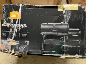 lot 26 image: Charbroil Oklahoma Joes Longhorn Reverse Flow Offset Smoker & Charcoal Grill