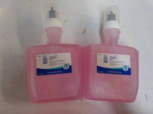 lot 14 image: 2 x 1.2 liters Scott Skin Cleaners ...