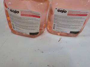 lot 19 image: 2 x 2 Liter Jugs GOJO Luxury Handwa...