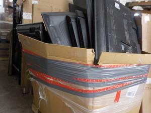 lot 71 image: Pallet of Electronics...