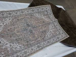 lot 132 image: 2 Area rugs 20 x 32...