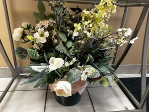 lot 171 image: Floral Arrangement