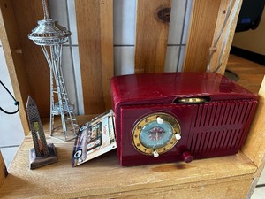 lot 173 image: Vintage Radio Space, Needle, And Washington Monument Thermometer