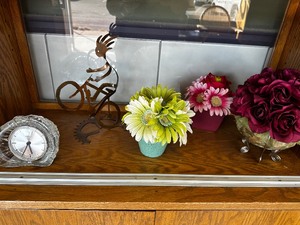 lot 199 image: Various Home Decor and Artificial Flowers