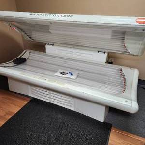 lot 4 image: Sun Dash Competition 23220 Genesis Red Light Therapy Bed Measuring 82 X 45