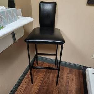 lot 5 image: Black Bar Stool 16 X 19 X 42