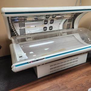 lot 21 image: Super Sundash Intellitan Plus Tanning Bed Measuring 82 X 46. Needs Lights.
