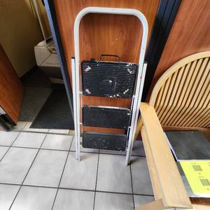 lot 29 image: Folding Stepstool