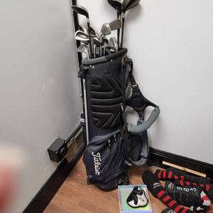 lot 33 image: Full Set Of Titleist Golf Clubs In Golf Bag With Golf Club Covers