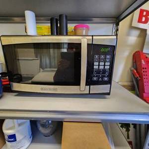 lot 63 image: Black & Decker Countertop Microwave