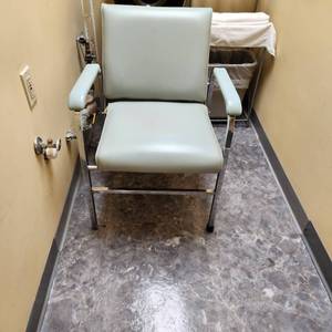 lot 65 image: Wash Sink And Chair