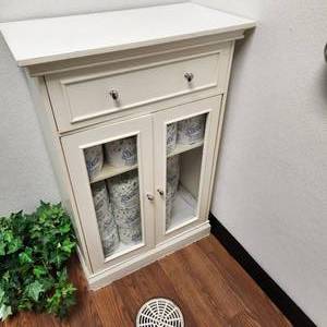 lot 72 image: White Wood Storage Cabinet Measuring 23 X 12 X 35