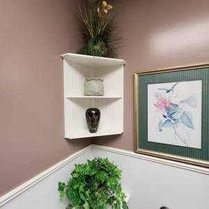 lot 73 image: Corner Wall Shelf With Two Decorative Bases Measuring 16 X 20
