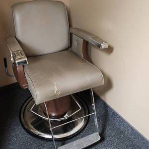 lot 86 image: Vintage Hydraulic Lift Barber Chair