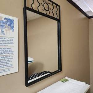 lot 94 image: Decorative Mirror Measuring 16.5 X 26