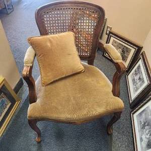 lot 116 image: Vintage Chair Measuring 25 X 20 X 33