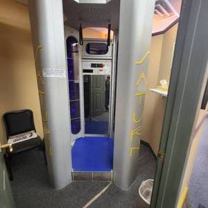 lot 117 image: Saturn Stand-Up Tanning Bed Needs New Start Button.