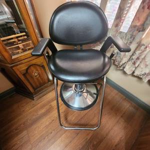 lot 125 image: Hydraulic Lift Barber Chair, Measuring 24 X 24