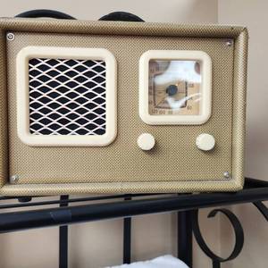 lot 132 image: Vintage Crosley Radio