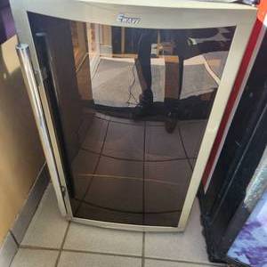 lot 139 image: Beverage Fridge Missing Shelves
