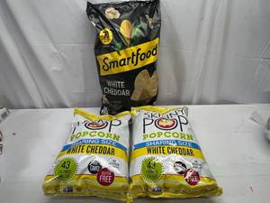 SSS. 2x 6.7oz Skinny Pop & 1 Smart Food-White Cheddar