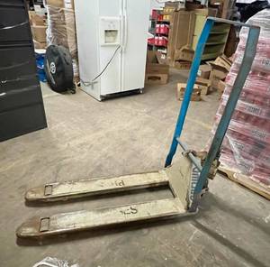 Crown Pallet Jack-Needs Oil