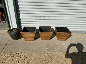 lot 26 image: 5 Large Planters and other Misc Yard Items
