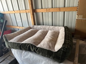 lot 46 image: Xlarge Kirkland Dog Bed