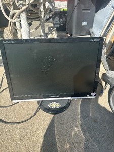 lot 68 image: Samsung Computer Monitor