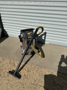 lot 77 image: Dewalt 10 Gallon Shop Vac
