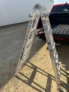 lot 27 image: Keller K-Pro 22 Telescoping Ladder -