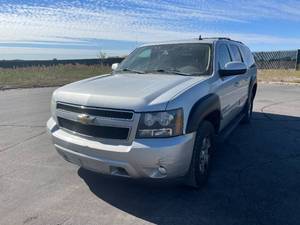 lot 13 image: 2010 Chevrolet Suburban LT - 4X4 - 2 OWNERS
