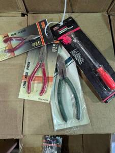 lot 189 image: 4 Piece Tool Set - Pliers and Magnet
