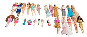lot 26 image: LOT OF BARBIE DOLLS #2