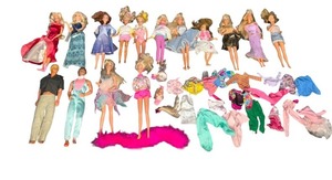 lot 37 image: HUGE LOT OF VINTAGE BARBIE DOLLS & ACCESSORIES