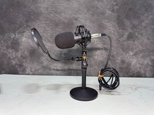 lot 55 image: MANLI MICRPHONE KIT CONDENSER PODCAST STREAMING MIC