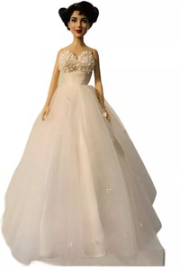 lot 107 image: Franklin Mint Elizabeth Taylor Doll Wardrobe Trunk and Accessories COA For Doll