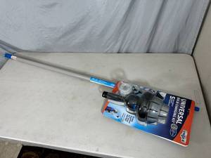 lot 128 image: New Unger 11ft  Telescoping Light Bulb Changing Tool