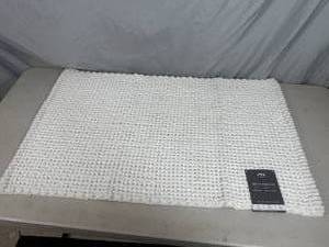 lot 198 image: New Moda Super Soft Microfiber Interlink Pattern Bath Mat