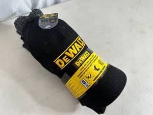 lot 323 image: New Dewalt Hat and 3 Pairs of Socks Gift Set