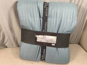 lot 54 image: New Hotel Vendome Luxury Linens Down Alternative FullQueen Blanket  Comforter
