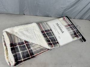 lot 68 image: New Montauk Luxury Velvet Throw Blanket