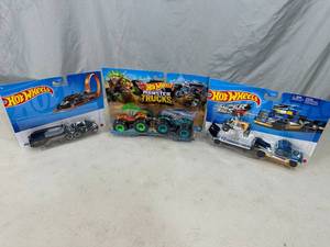 lot 73 image: 3 New Hotwheels Sets