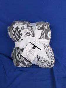 lot 107 image: Comfort Spaces 50x60 Sherpa Plush Throw Reversible Bedding Blanket Fleece Cozy Soft Gray Lattice