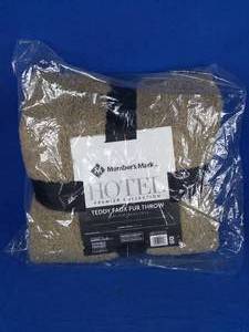 lot 141 image: Members Mark Hotel Premier Collection Teddy Faux Fur Throw 60 x 70