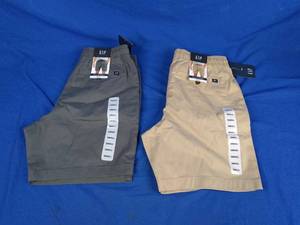 lot 150 image: New 2 Pair of Gap Shorts in Castlerock and Irish Cream Size Small