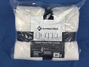 lot 167 image: New White Members Mark Hotel Premier Collection Teddy Faux Fur Throw 60 x 70
