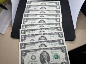 lot 90 image: Ten Sequential Two Dollar Bills