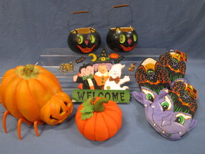 lot 7 image: Spider Jack-O-Lantern Light, Oven Mitts, Gourds
